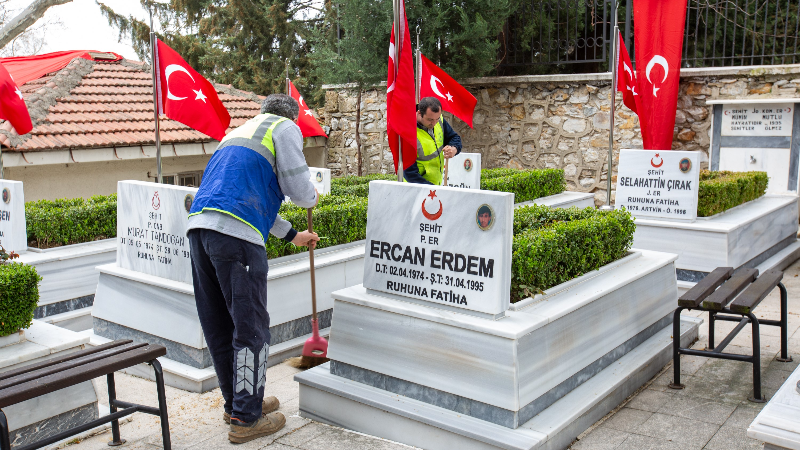 Büyükşehir’den şehitliklerde titiz çalışma