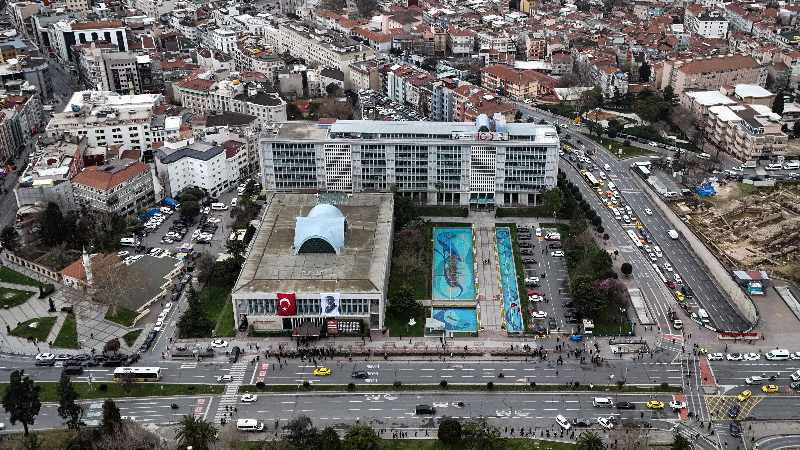 Saraçhane'deki İBB binası önünde yaşanan hareketlilik havadan görüntülendi