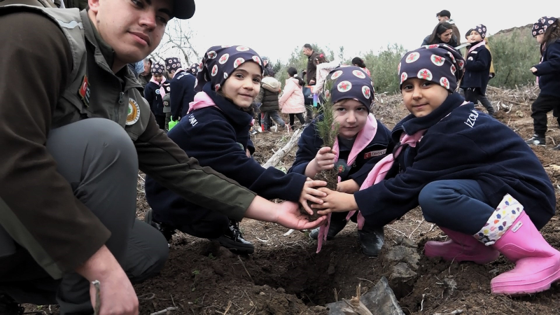 Minik eller fidanları toprakla buluşturdu