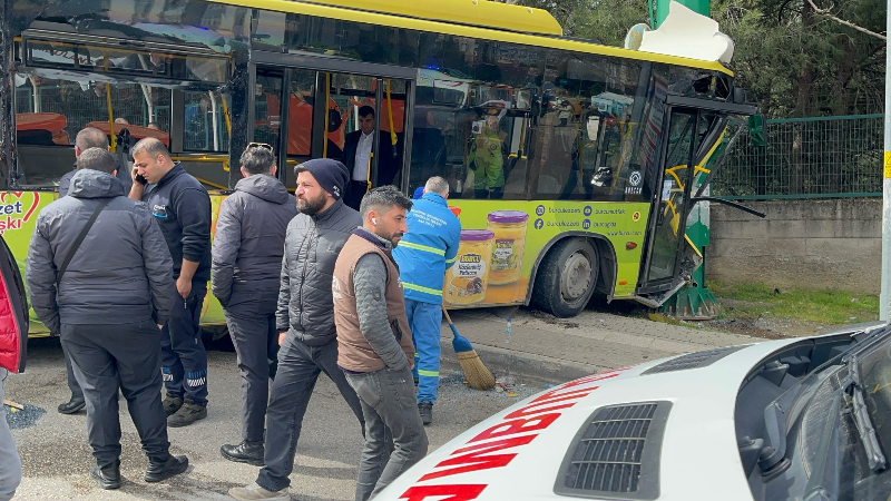 Freni patlayan belediye otobüsünde dehşet...8 yaralı