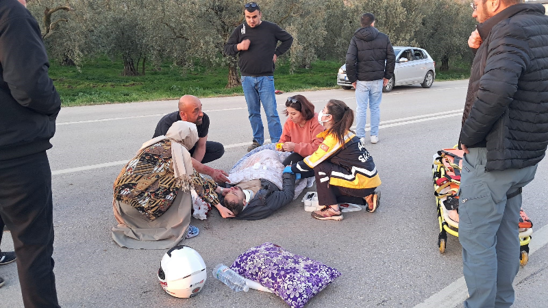 Kaza yapan sürücüye ilk müdahaleyi yoldan geçen doktor yaptı