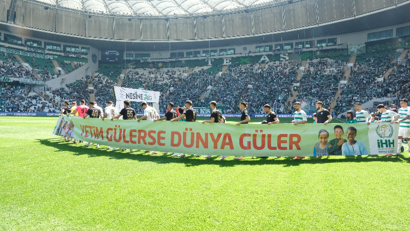 Bursaspor yetim çocuklarla el ele