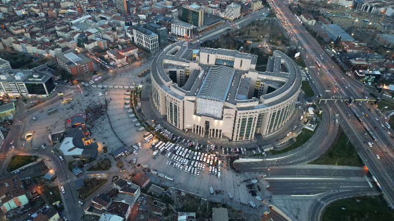 İstanbul Adalet Sarayı önünde alınan güvenlik önlemi havadan görüntülendi