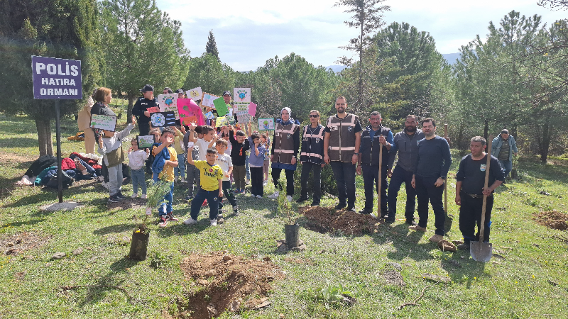 Emniyet personeli ve öğrenciler birlikte fidan dikti