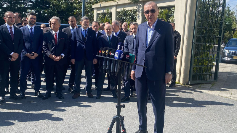 Erdoğan, "Türkiye dipdiri ayaktadır, dipdiri gündemi elinde tutmaktadır"