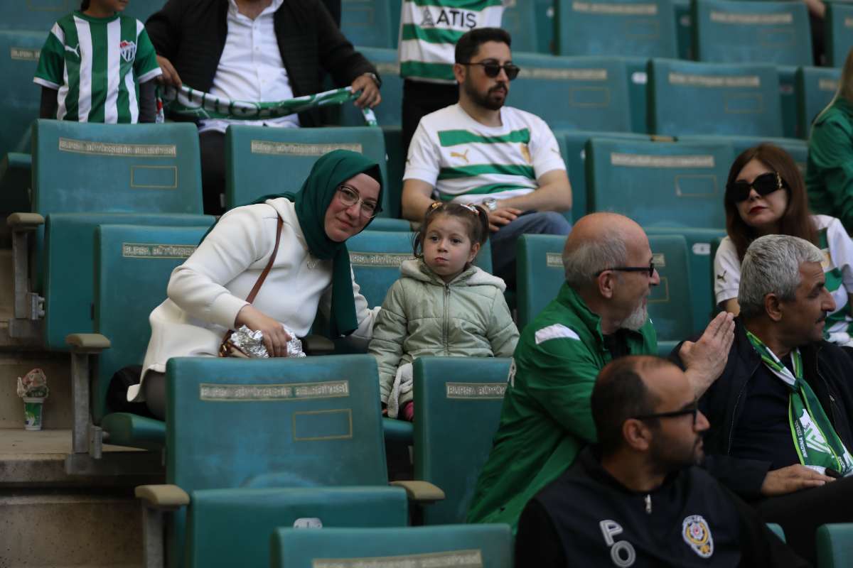 (FOTO GALERİ) BURSASPOR-BORNOVA FK TARAFTAR FOTOĞRAFLARI-1
