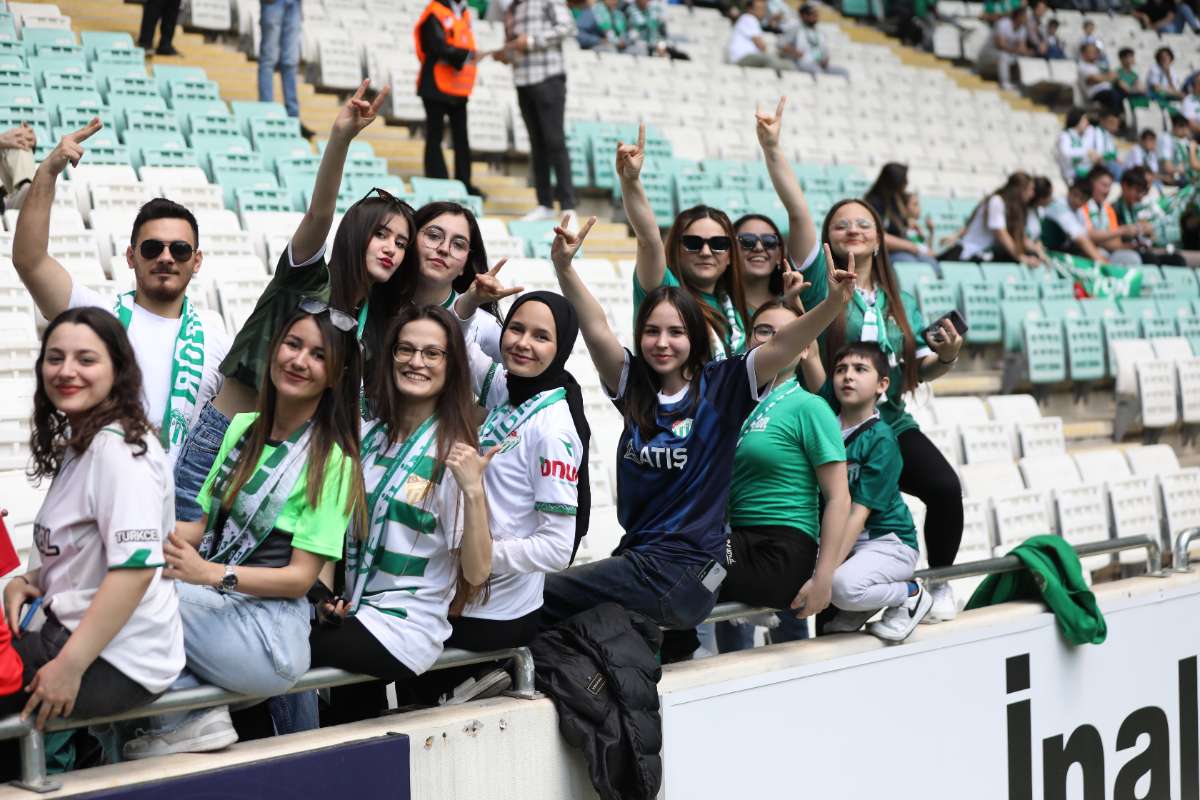 (FOTO GALERİ) BURSASPOR-BORNOVA FK TARAFTAR FOTOĞRAFLARI-1