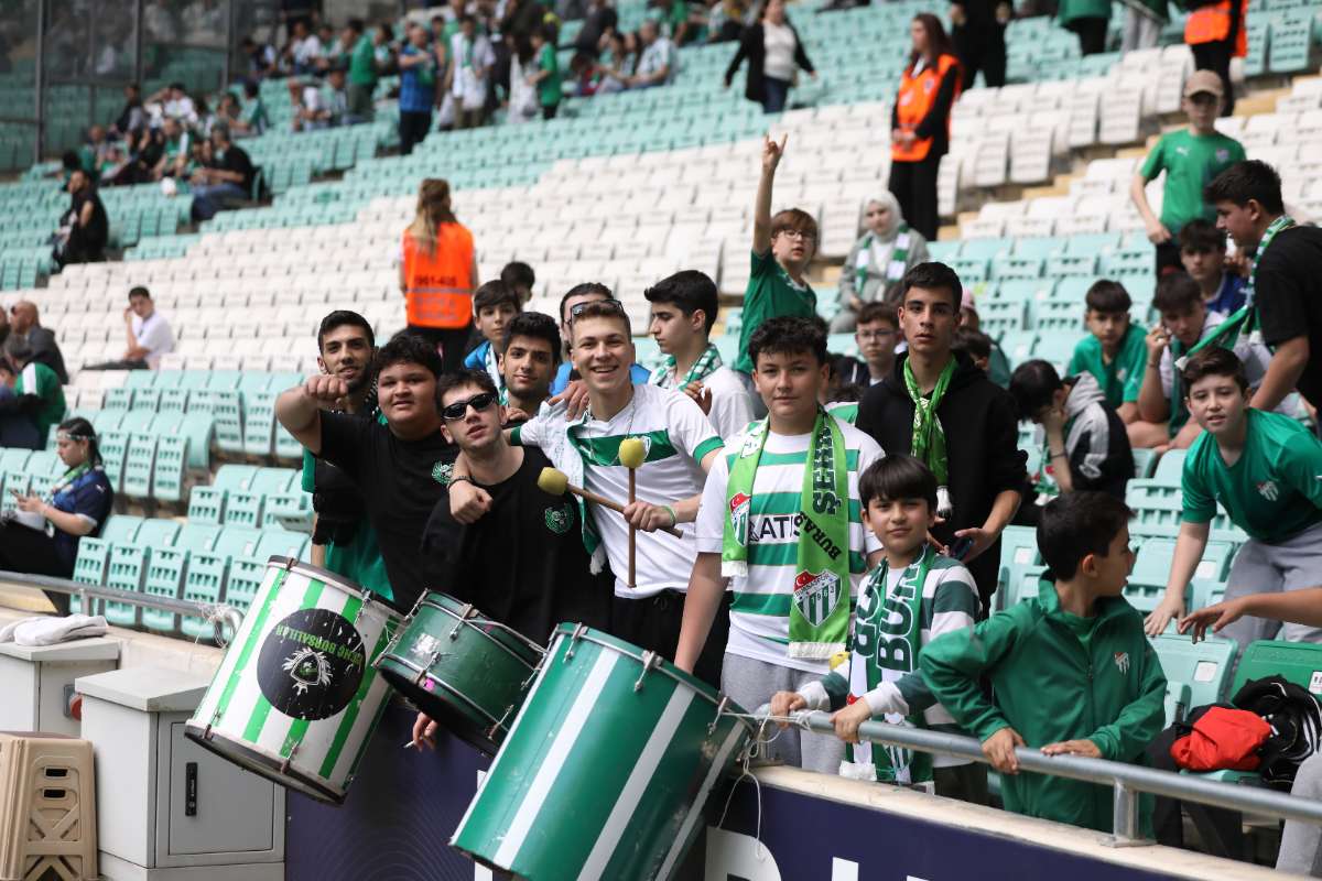 (FOTO GALERİ) BURSASPOR-BORNOVA FK TARAFTAR FOTOĞRAFLARI-1
