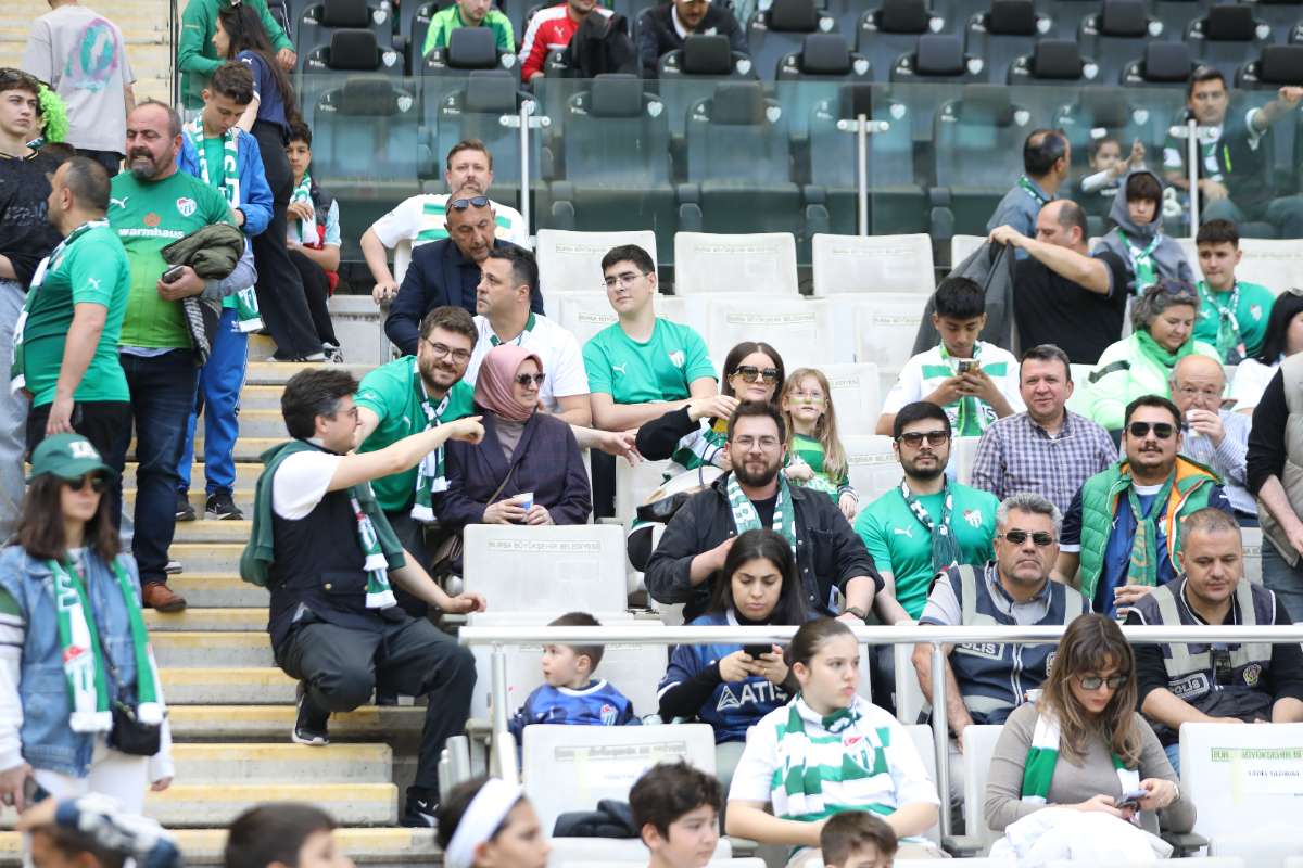(FOTO GALERİ) BURSASPOR-BORNOVA FK TARAFTAR FOTOĞRAFLARI-1