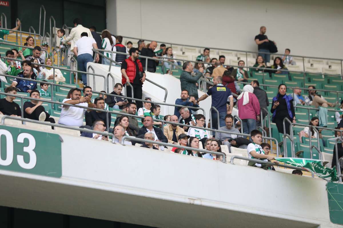 (FOTO GALERİ) BURSASPOR-BORNOVA FK TARAFTAR FOTOĞRAFLARI-1