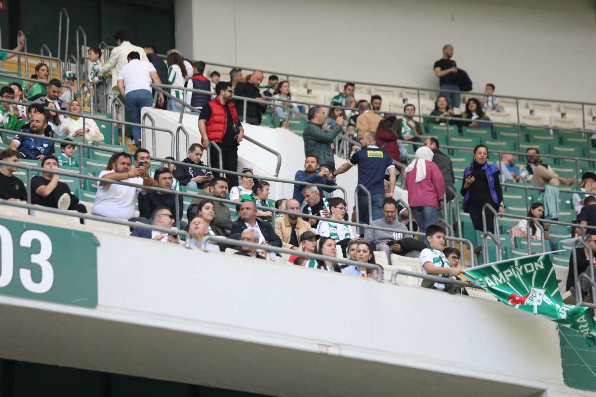 (FOTO GALERİ) BURSASPOR-BORNOVA FK TARAFTAR FOTOĞRAFLARI-1