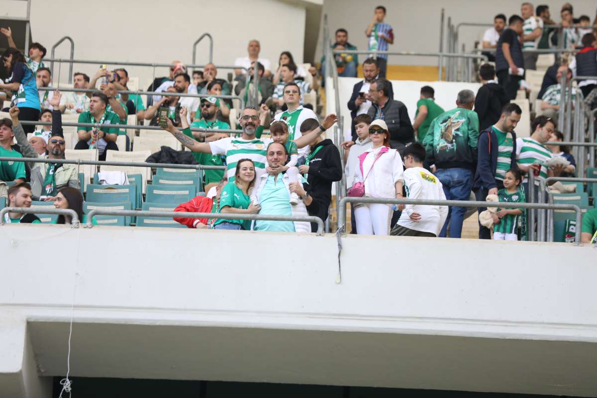 (FOTO GALERİ) BURSASPOR-BORNOVA FK TARAFTAR FOTOĞRAFLARI-1