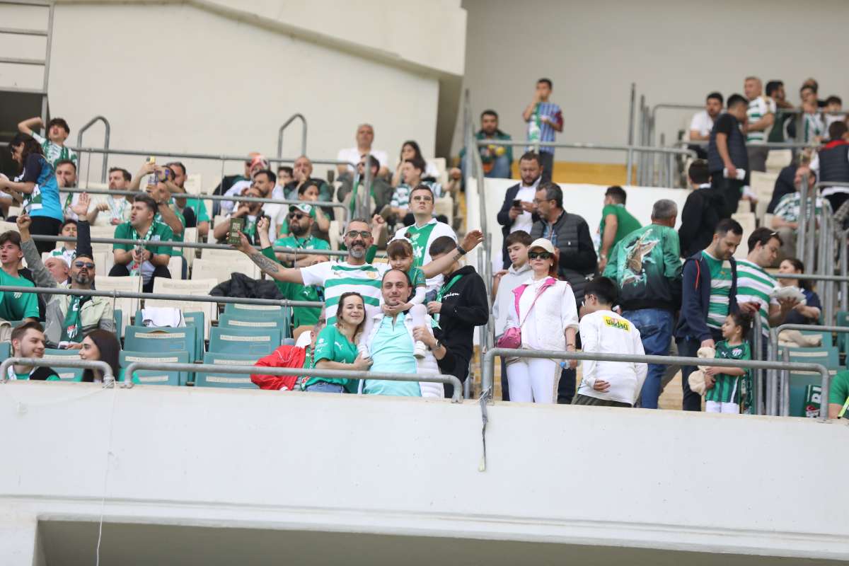(FOTO GALERİ) BURSASPOR-BORNOVA FK TARAFTAR FOTOĞRAFLARI-1