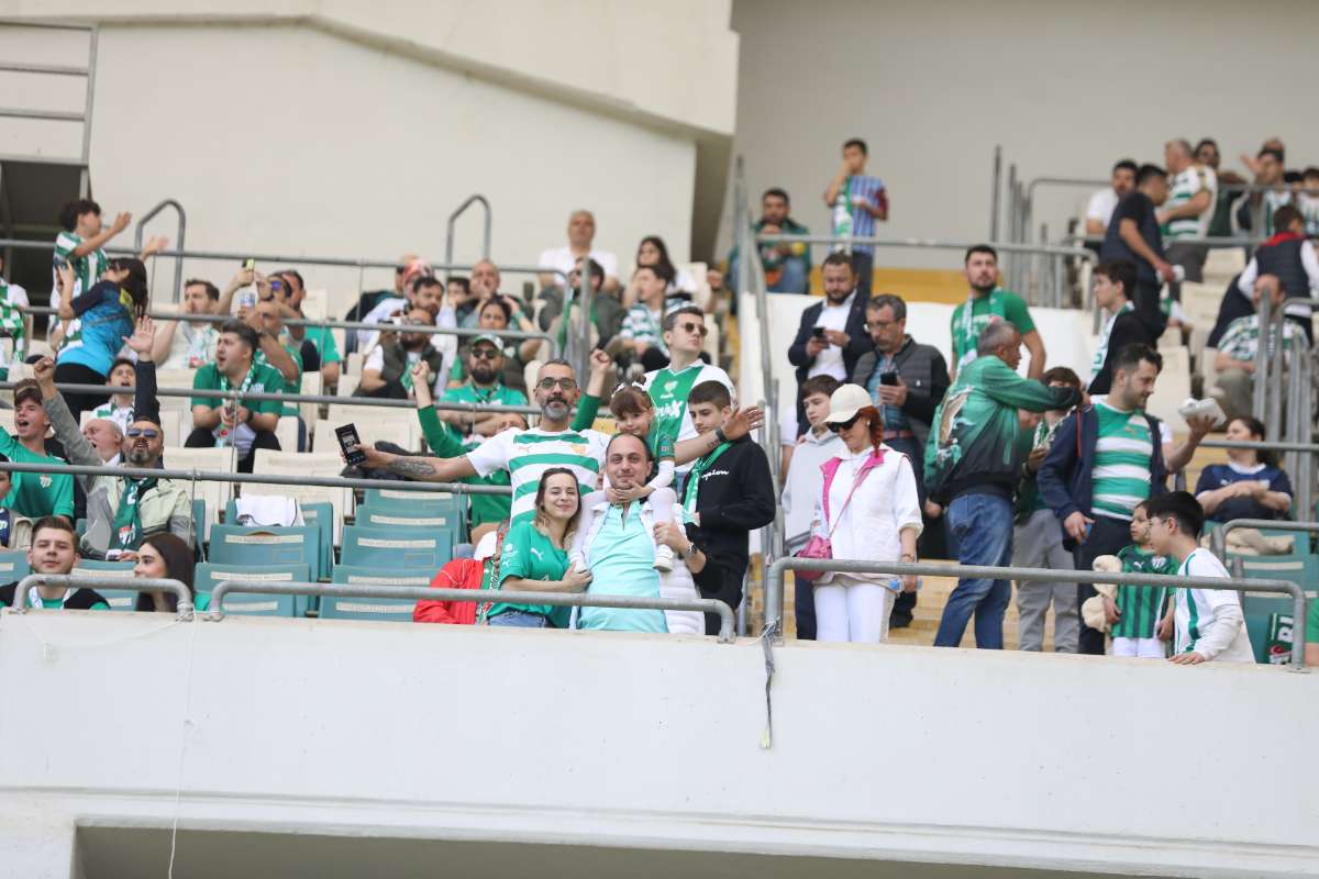 (FOTO GALERİ) BURSASPOR-BORNOVA FK TARAFTAR FOTOĞRAFLARI-1