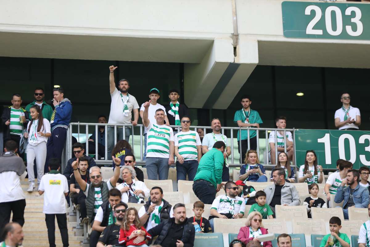 (FOTO GALERİ) BURSASPOR-BORNOVA FK TARAFTAR FOTOĞRAFLARI-1