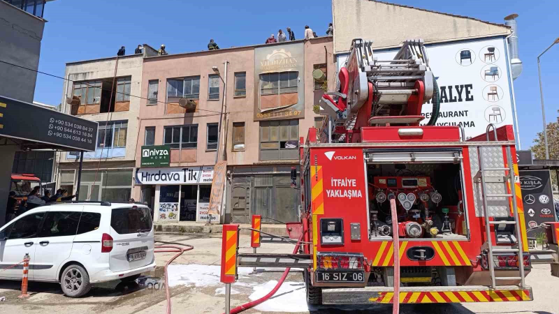 Bursa’da mobilya imalathanesinde yangın