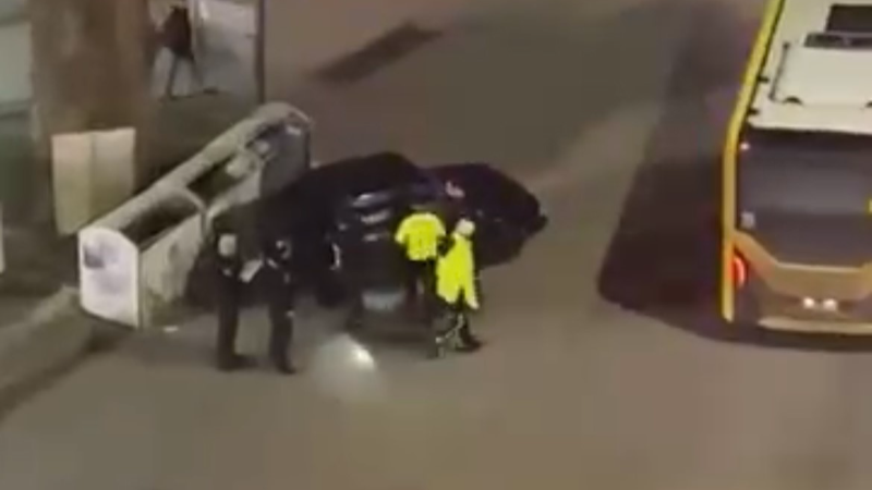 Kaza yapan alkollü sürücü kendini araca kilitledi