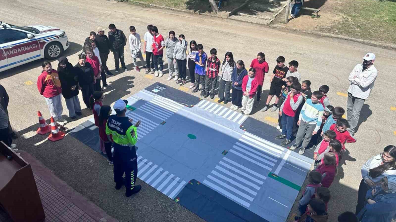 Karacabey’de Trafik Haftası kapsamında çocuklara eğitim verildi