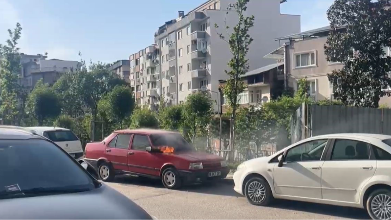 Park halindeki otomobil alev alev yandı