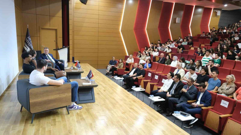 Bursaspor Basketbol Başkanı Sezgin öğrencilerle buluştu