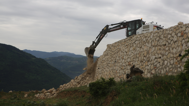 Dağyenice’de 3 bin 800 metrekarelik kaçak duvar yıkıldı