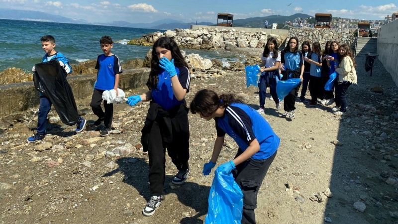 Öğrencilerden Mudanya sahillerinde temizlik operasyonu