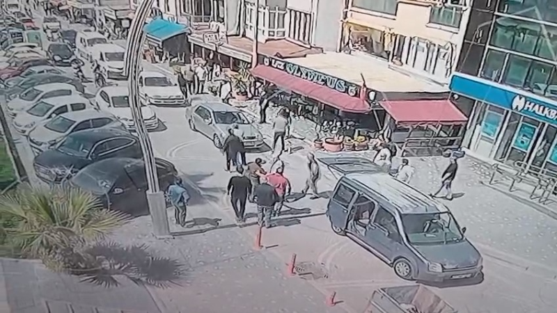 Genç kadını sürükleyerek böyle kaçırmaya çalıştılar, tutuklandılar