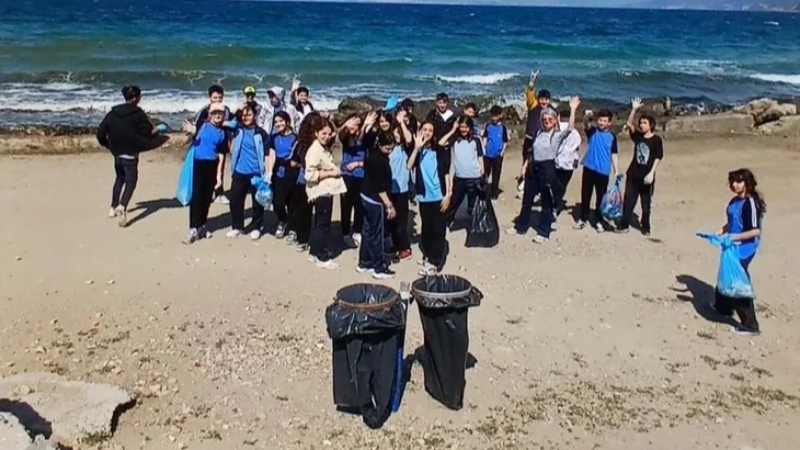 Mudanya'da ortaokul öğrencilerinden sahil temizliği