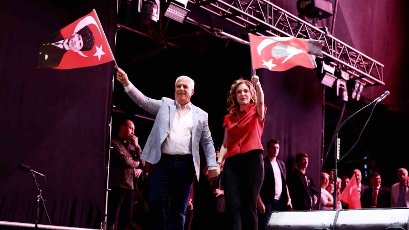 Bursa’da 19 Mayıs coşkusu "Mor ve Ötesi" ile zirve yaptı