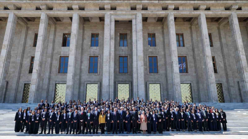 Bakan Bak, gençlerle meclisi ziyaret etti