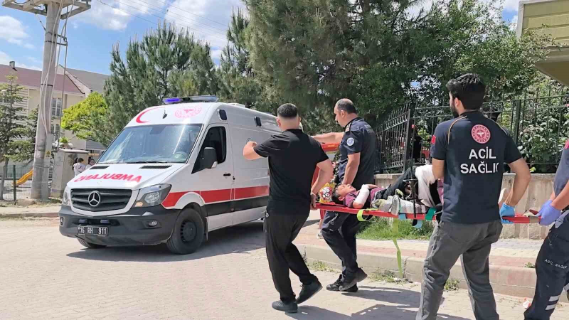 Bacağı demire saplanan çocuğu itfaiye kurtardı