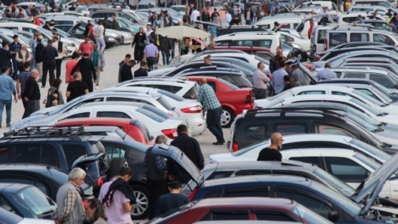 İkinci el oto pazarında bayram havası