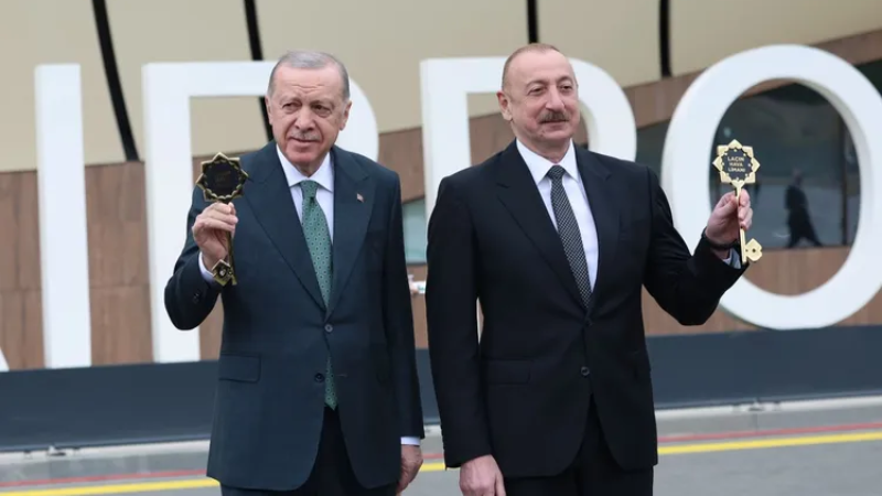 Laçın'ın sembolik anahtarları iki liderde