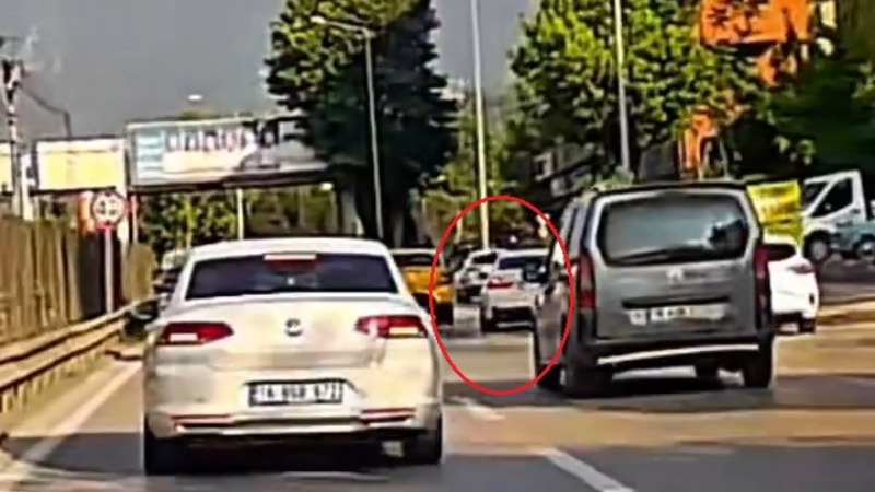 Makas atan sürücü trafiği tehlikeye attı