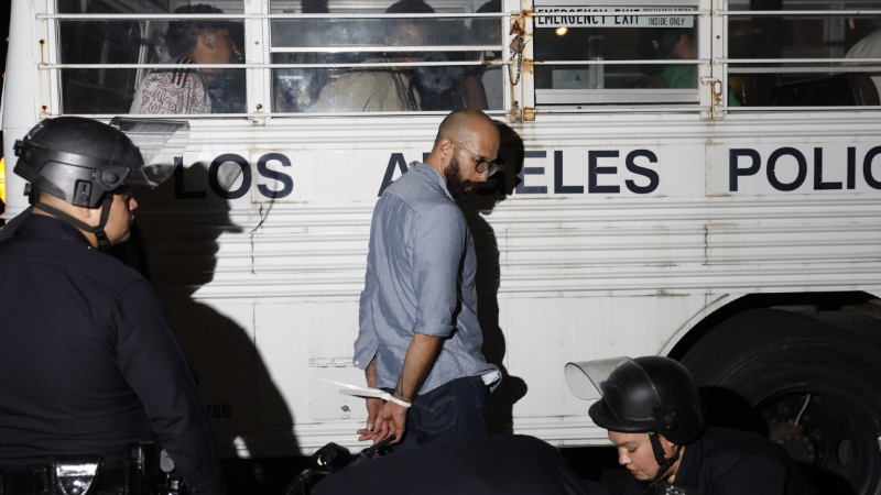 Los Angeles sokakları alev alev: 100'den fazla kişi gözaltına alındı