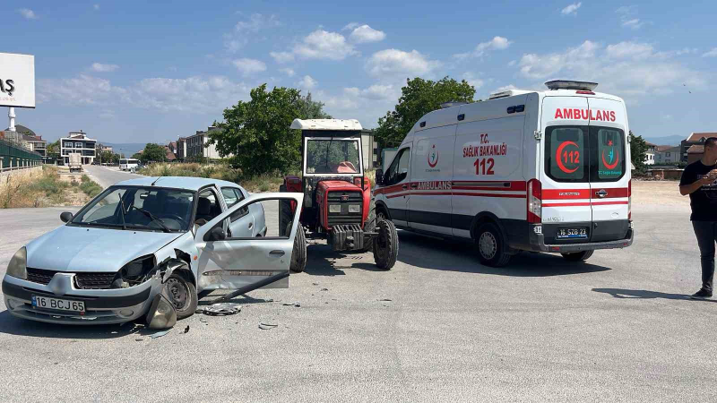 İnegöl'de otomobil ile traktör çarpıştı