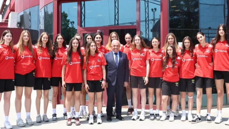 Şadi Özdemir’den filenin genç sultanlarına destek