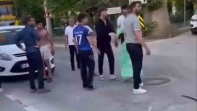 Trafikte kaza yaptığı 5 kişilik aileyi bıçakladı