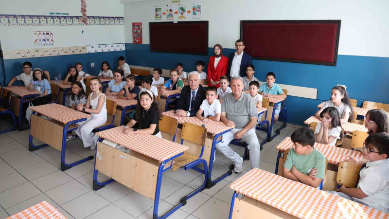 Başkan Bozbey, öğrencilerin karne sevincine ortak oldu