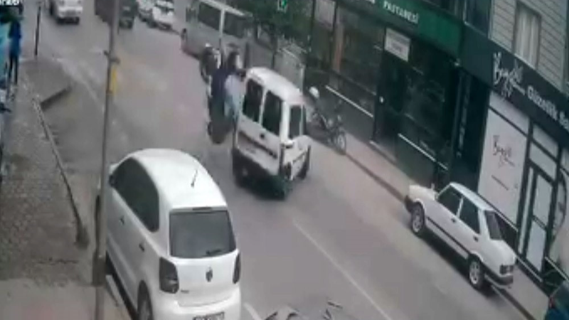 Ehliyetsiz sürücünün kazası kameraya yansıdı
