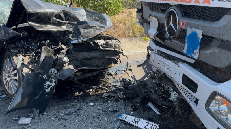 Bursa’nın İznik ilçesinde otomobil ile tırın çarpışması sonucu 1 kişi hayatını kaybetti, 2 kişi ağır yaralandı.