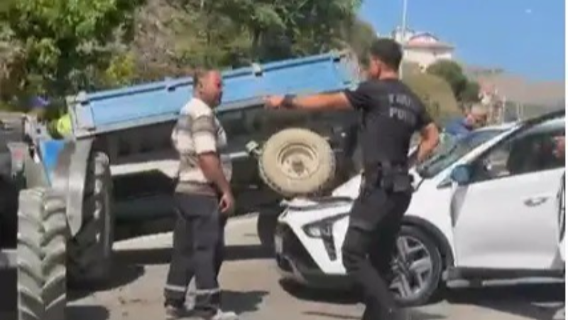 Otomobil traktöre arkadan çarptı