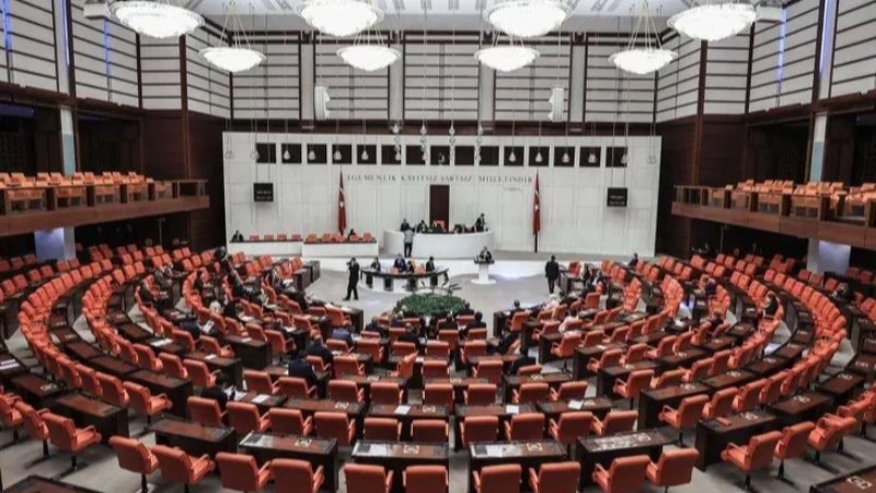 Yeni karar uygulamaya geçti, Meclis tatile girmiyor!