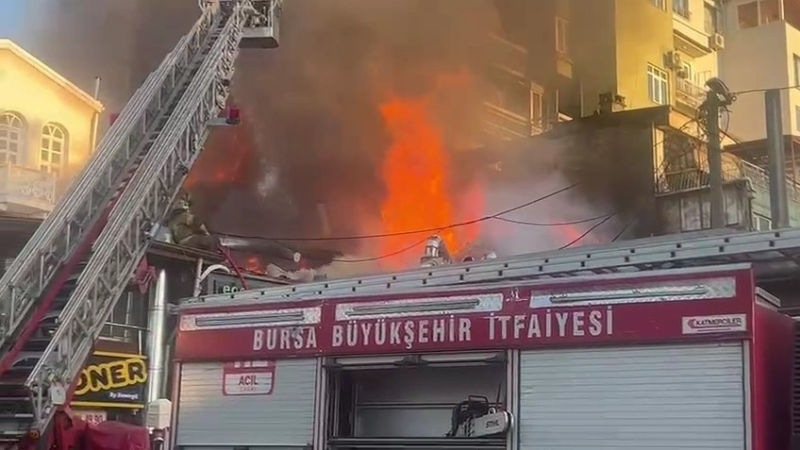 Tarihi semtte çıkan yangında 5 iş yeri zarar gördü