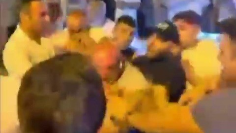Zabıta memurlarıyla seyyar satıcılar kavgaya tutuştu