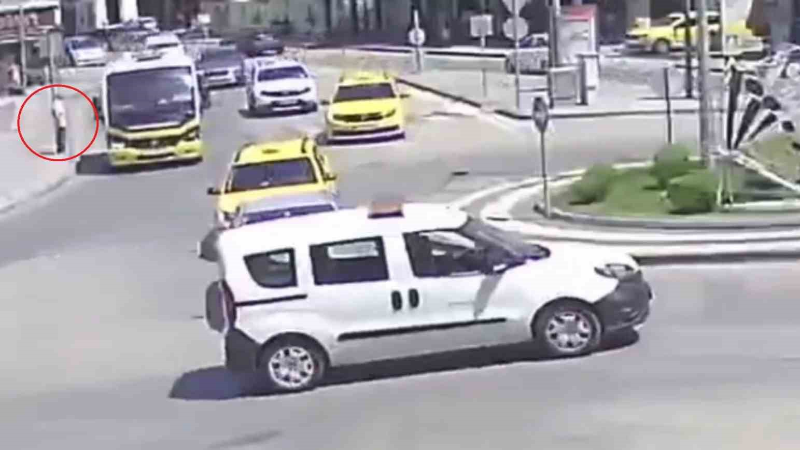 Otomobil çarptı, hiçbir şey olmamış gibi yoluna devam etti