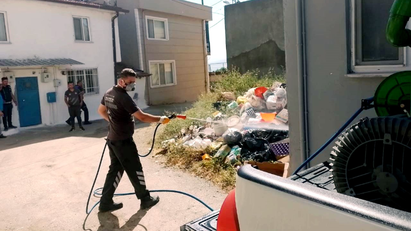 Bursa’da çöp ev mahalleyi canından bezdirdi