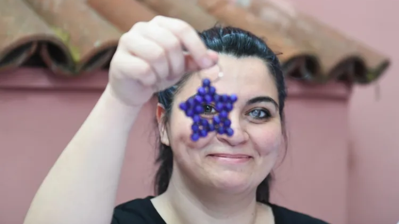 Osmangazili kadınlar hemcinsleri için hediye anahtarlık üretiyor