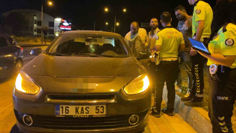 Aracı yol ortasında durdurup sızan sürücü, polislere zorluk çıkarttı