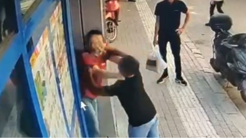 Bursa'da marketin kadın kasiyerine yumruklu saldırı